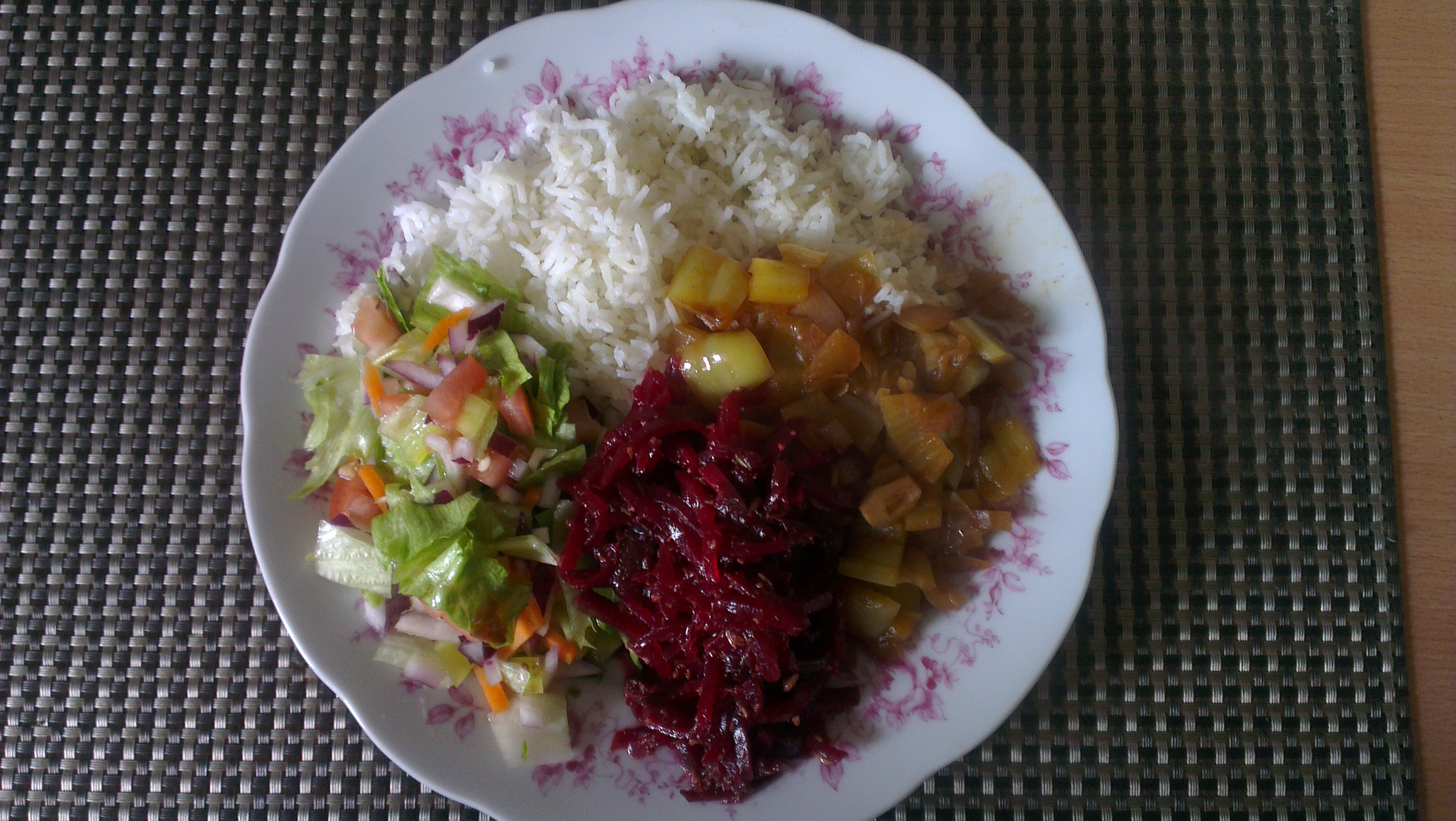 dušená cibule a paprika, teplé německé červené zelí s jablky, rýže Basmati, míchaný zeleninový salát