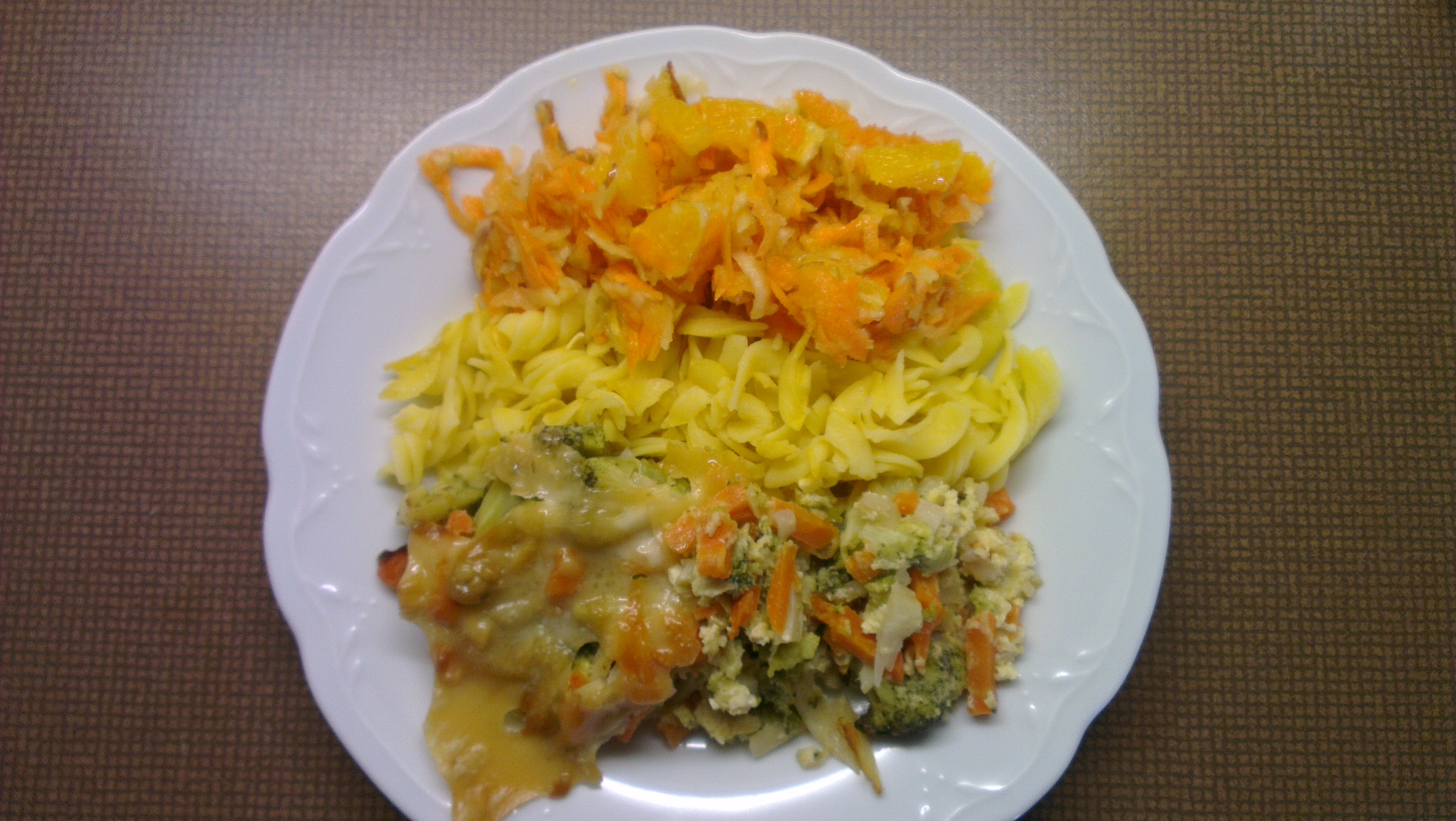 zeleninový nákyp, těstoviny, mrkvový salát s pomerančem a jablkem