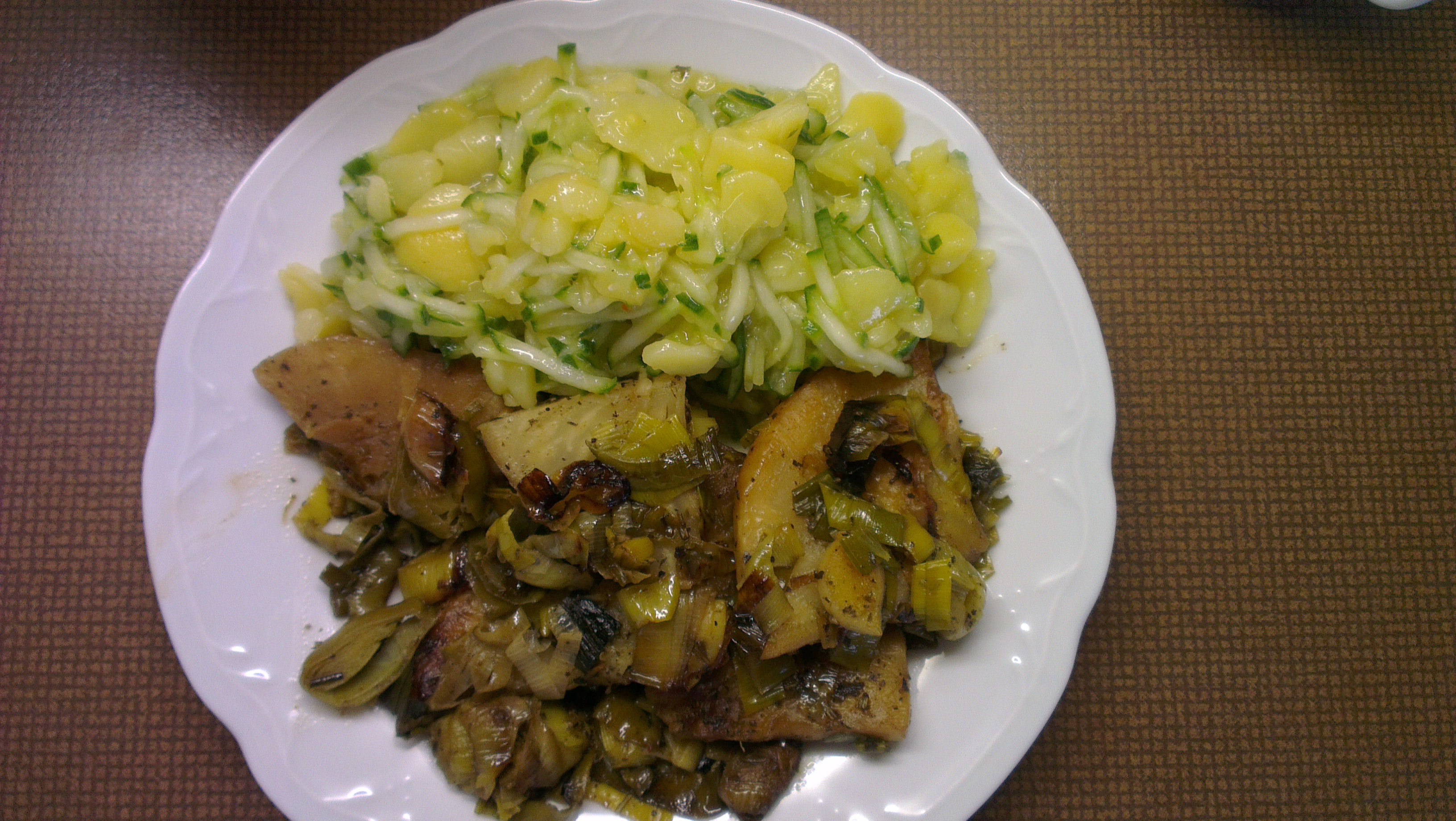 celer a paprika opečené na pórku, bavorský bramborový salát s okurkou