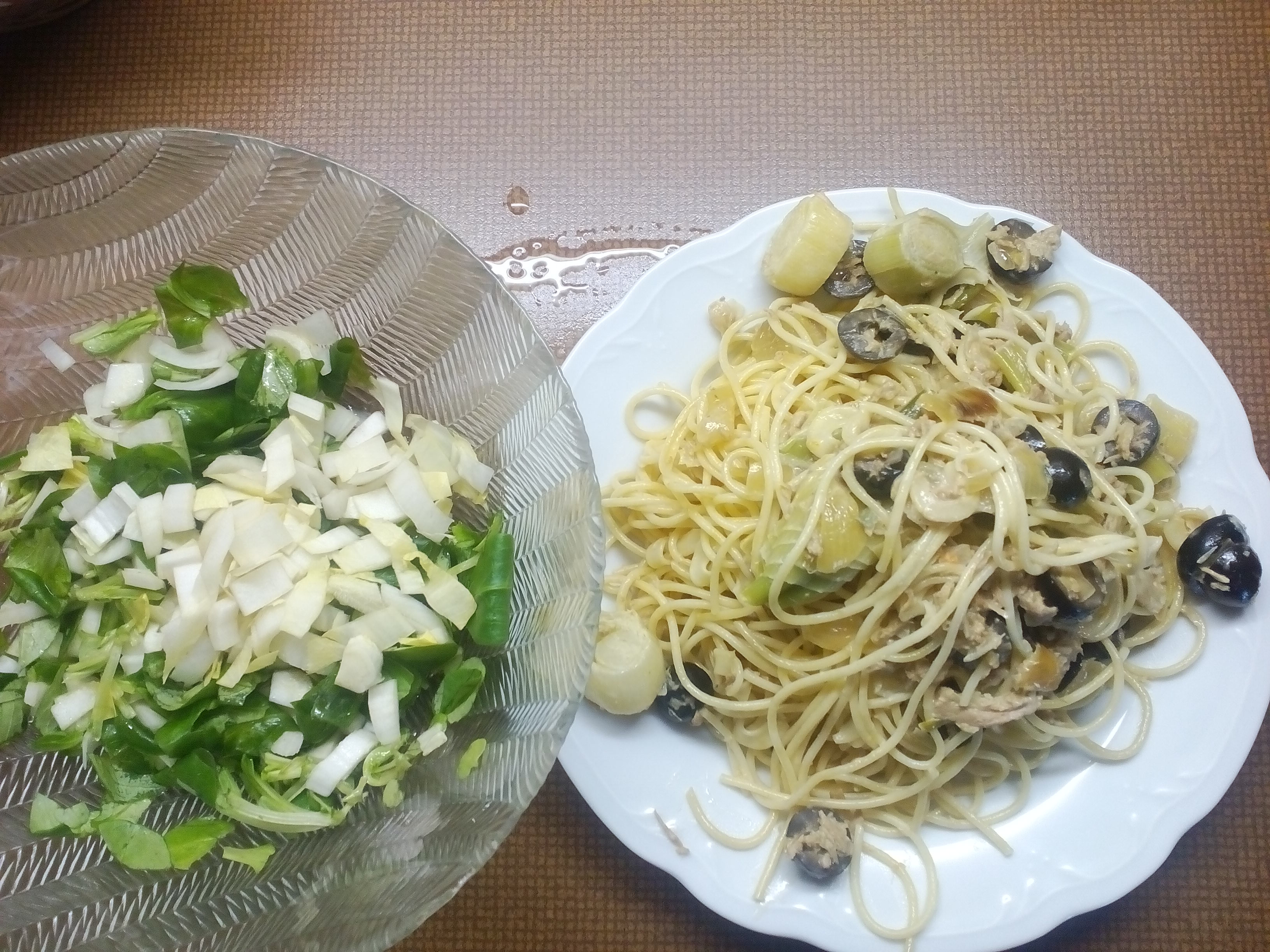špagety,pórek a olivy, parmazán + salát z čekanky a polníčku 